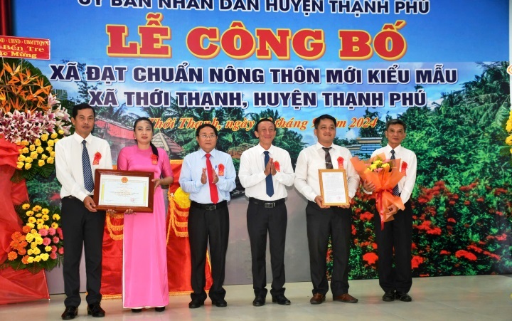 Thới Thạnh công bố xã đạt chuẩn nông thôn mới kiểu mẫu