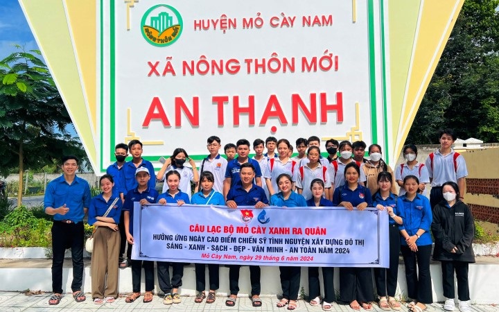 Câu lạc bộ Mỏ Cày xanh xung kích thực hiện tiêu chí môi trường trong xây dựng huyện nông thôn mới